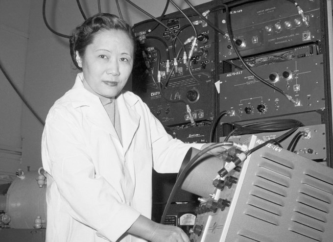 Chien-Shiung Wu trabajando en el laboratorio