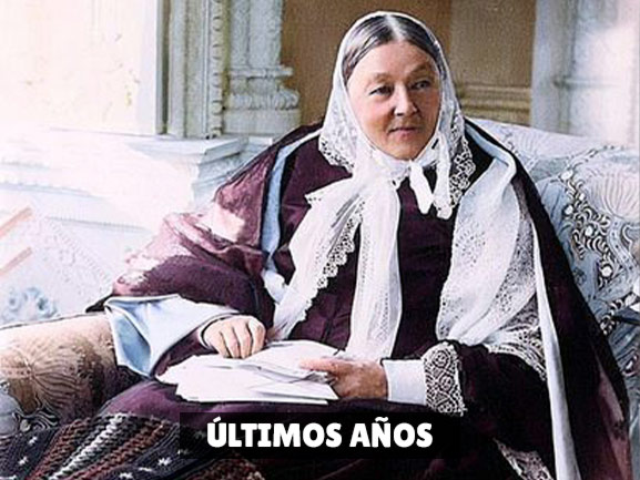 Fotografía de Florence Nightingale a una edad avanzada tomando notas