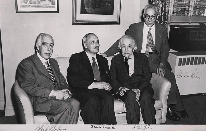 Niels Bohr, James Franck, Albert Einstein e Isidor Isaac Rabi: cuatro científicos europeos de origen judío y ganadores del Nobel. En la fotografía pueden verse sus firmas. - Cortesía de Wikipedia
