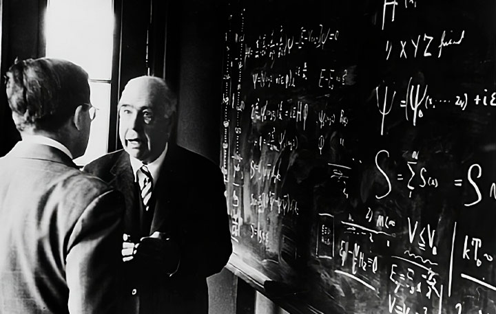 Niels Bohr hablando con su hijo frente a una pizarra repleta de ecuaciones - Cortesía de AIP Emilio Segrè Visual Archives, Margrethe Bohr Collection