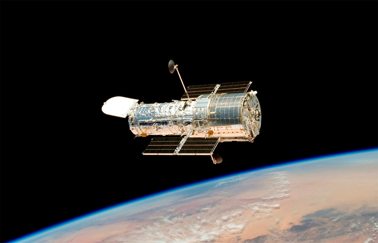 Telescopio Hubble sobre la Tierra - PxHere