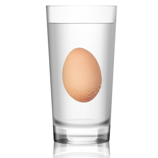 Huevo flotando en vaso con agua