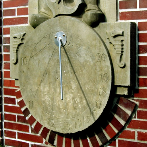 Detalle de reloj solar en una pared